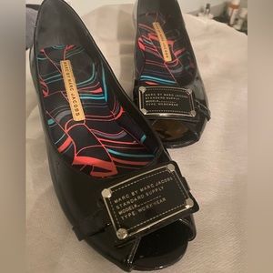 Marc Jacobs patent leather peep toe flats / low-wedge shoes with logo plate ♥️